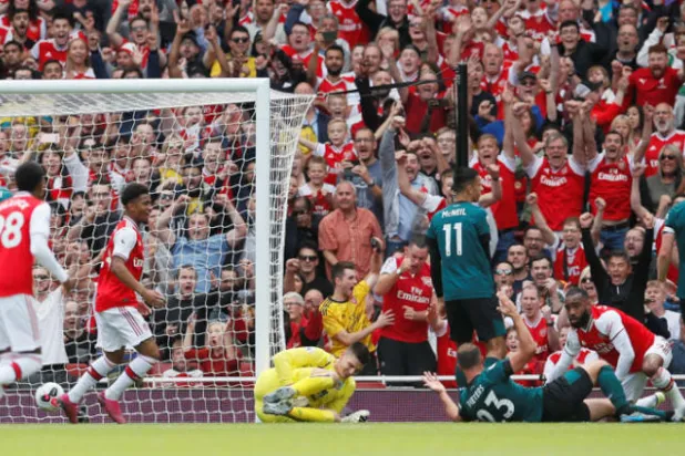 لاكازيت (الثاني من اليمين) يفتتح التسجيل لآرسنال (رويترز)