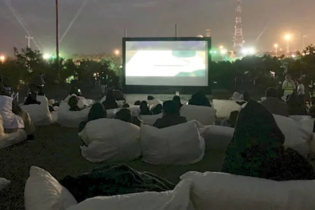 سينما «أبها» السعودية تفتح شاشاتها خارج القاعات