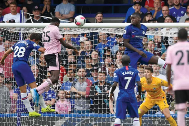 ويلفرد نديدي لاعب ليستر (رقم 25) يسجل برأسه في مرمى تشيلسي (أ.ف.ب)