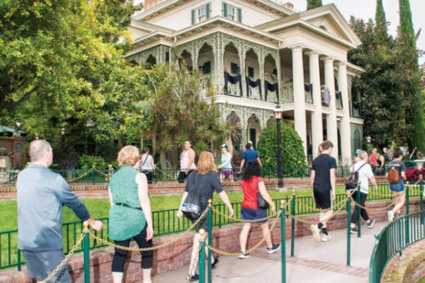 أثار البيت المسكون الكثير من الغموض حيث ظل لسنوات مغلقاً بعد الانتهاء من تشييده (نيويورك تايمز)