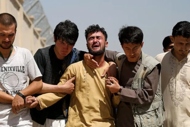 عوائل ضحايا تفجير كابل في حالة حزن وصدمة (رويترز)