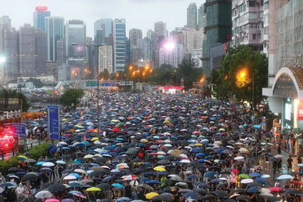 مئات الآلاف يسيرون في شوارع هونغ كونغ رغم تحذيرات بكين