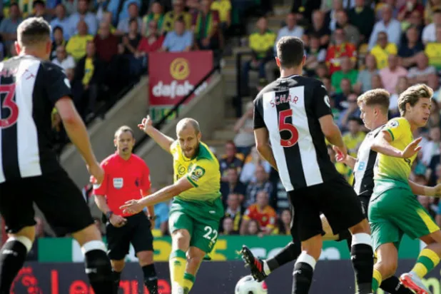 تيمو بوكي لاعب نوريتش يسدد نحو مرمى نيوكاسل مبهراً بتسجيل 4 أهداف في أول مرحلتين (رويترز)