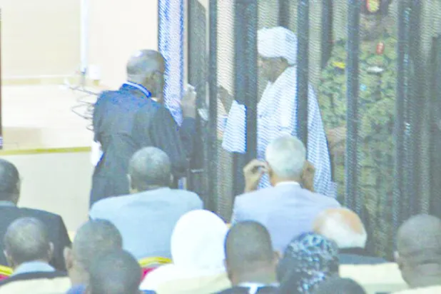 وقائع محاكمة الرئيس السوداني المعزول... أنصاره رددوا: «منصور منصور يا البشير»