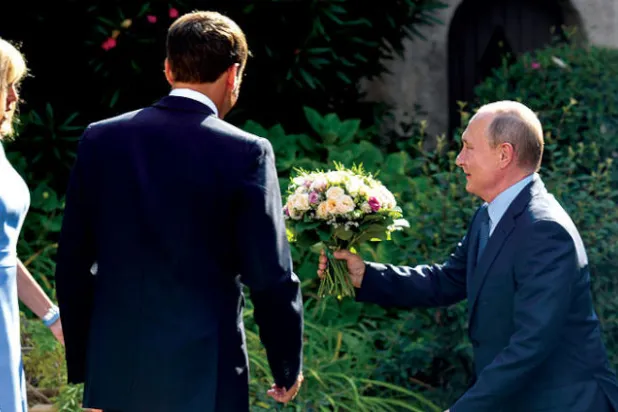 ماكرون يدعو إلى تخطي الخلافات مع روسيا لبناء هندسة أوروبية آمنة