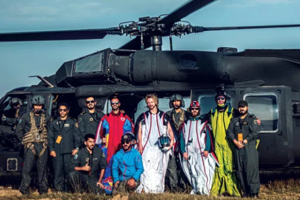 «الطيران المجنح» يحلق فوق جبال أبها