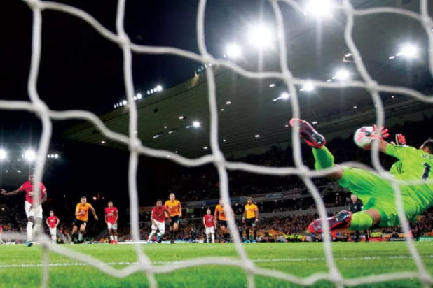 روي باتريسيو حارس وولفرهامبتون يتصدى لركلة الجزاء التي سددها بوغبا ليفرض التعادل مع يونايتد (إ.ب.أ)