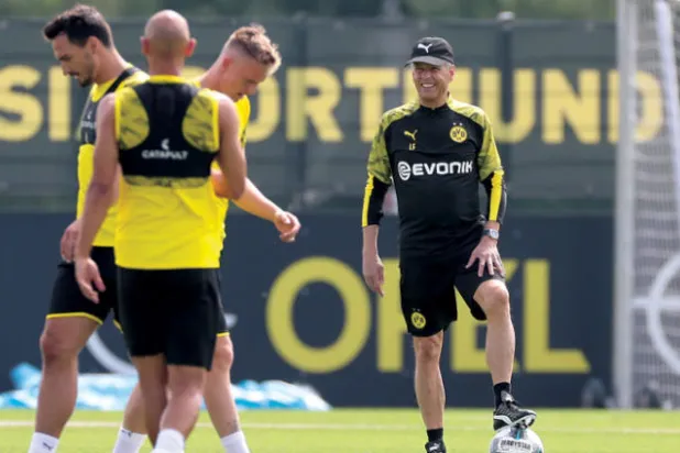 فافر مدرب دورتموند يراقب لاعبيه في التدريبات قبل مواجهة كولون اليوم