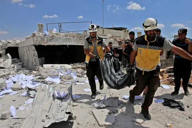 غارات مكثفة على ريف إدلب تدفع عشرات آلاف المدنيين نحو حدود تركيا