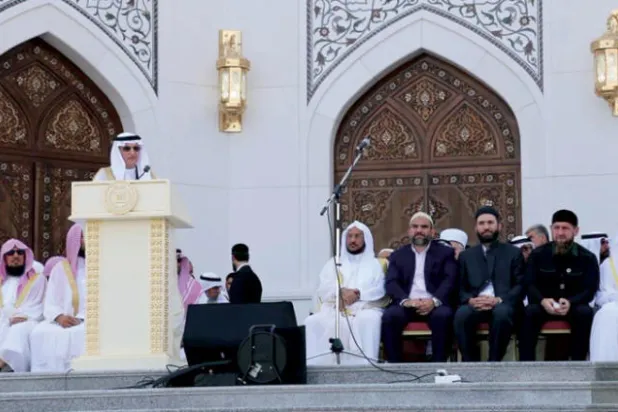 د. يوسف العثيمين خلال إلقائه كلمته في حفل افتتاح المسجد أمس (الشرق الأوسط)