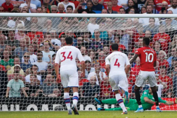 راشفورد (رقم 10) أهدر ركلة الجزاء أمام كريستال بالاس فأصبح هدفاً للإساءات العنصرية (رويترز)