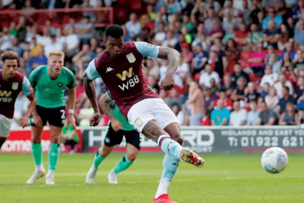 مورايس يسدد ركلة جزاء لصالح أستون فيلا