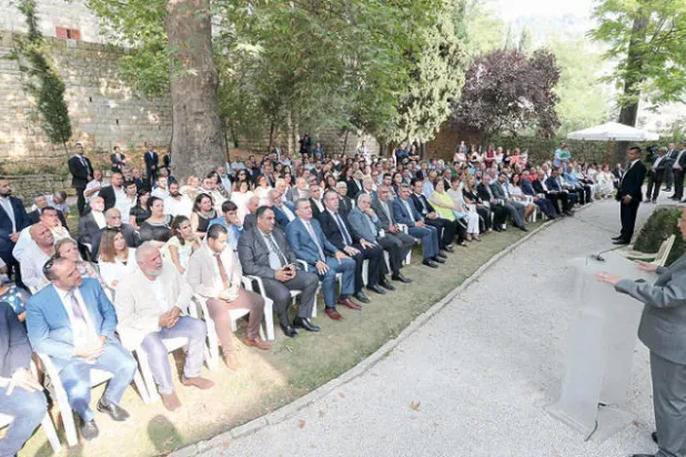 الرئيس ميشال عون يلقي كلمة أمام أحد الوفود قبل مغادرته «قصر بيت الدين» أمس (دالاتي ونهرا)