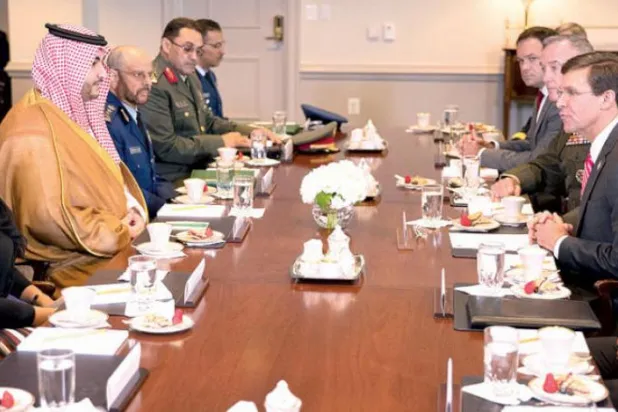 خالد بن سلمان و اسپر مسئله یمن و امنیت دریانوردی در خلیج را بررسی کردند