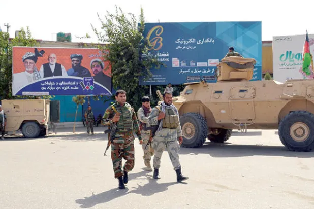 قوات أفغانية وسط مدينة قندوز بعد هجوم «طالبان» أمس (رويترز)