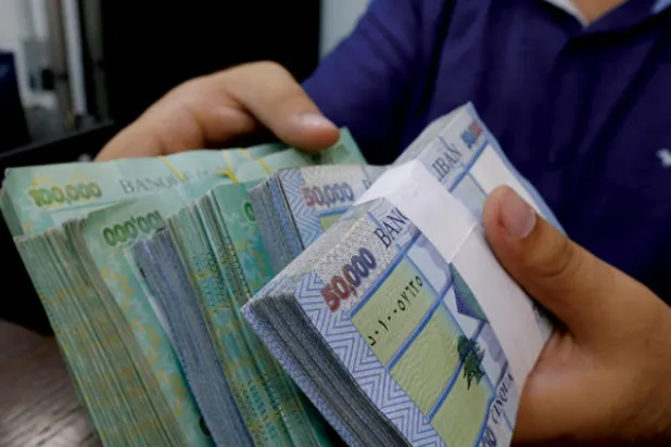 لبنان: شُحّ الدولار يحرّك السوق السوداء... وإجماع سياسي على تثبيت الليرة