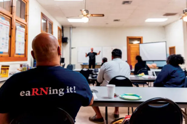 برامج التدريب الأميركية... بعضها فاشل وأخرى قد تعيد صياغة الحياة