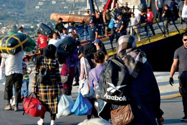 نقل 600 لاجئ من «جحيم» مخيم في جزيرة ليسبوس اليونانية