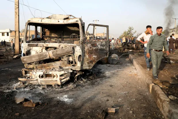 الشرطة الأفغانية في موقع حدوث إنفجار بكابل (رويترز)