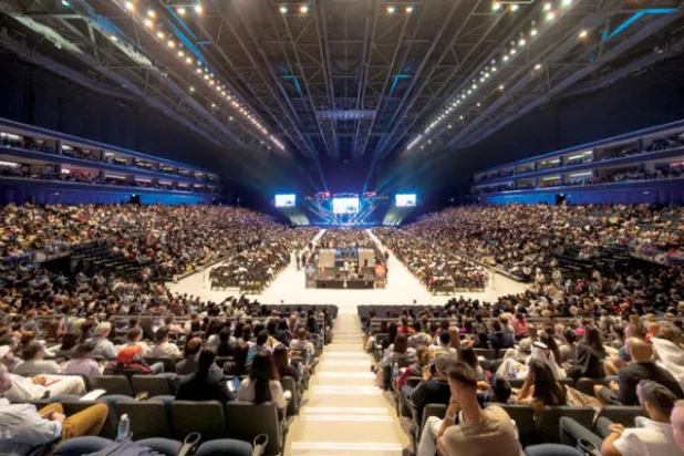 دبي تحفّز لـ«تحقيق المستحيل» بحضور أكثر من 10 آلاف شخص من 46 دولة