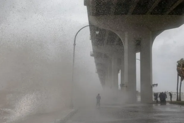 صورة توضح حجم العواصف التي ضربت فلوريدا (أ.ف.ب)