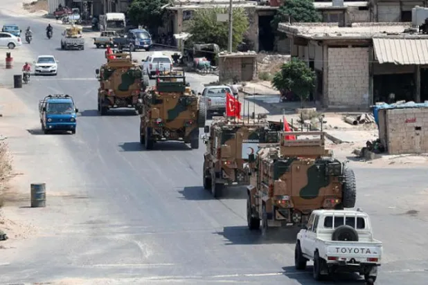 Suriye'nin kuzeyinde bulunan Serakib ilçesindeki Türk askeri devriyesi (AFP)