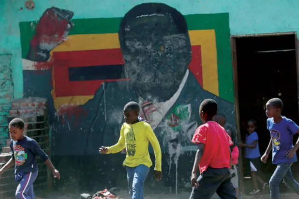 موغابي بطل استقلال زيمبابوي الذي تحوّل إلى طاغية