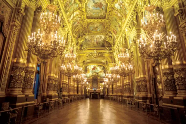 من أبرز مكونات مسرح القصر العتيق الثريات والأسقف المزخرفة (نيويورك تايمز)