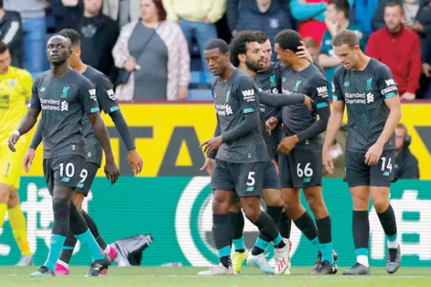 صلاح يحتفل مع ألكسندر أرنولد بهز شباك بيرنلي وماني إلى اليسار