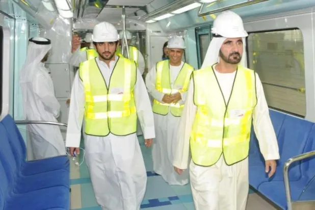 صورة للشيخ محمد بن راشد آل مكتوم داخل أحد قطارات «مترو دبي» نشرها عبر حسابه على «تويتر»