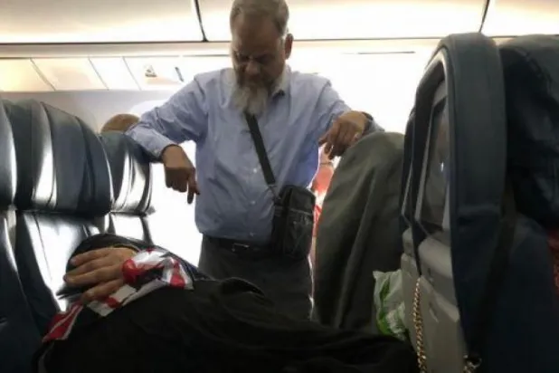 Eşi koltukta uyuyabilsin diye 6 saatlik uçuş boyunca ayakta durdu, sosyal medyayı ikiye böldü