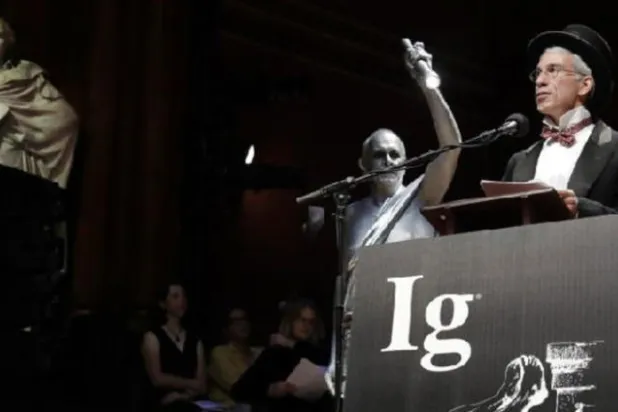 توزيع جوائز إج نوبل لإنجازات ليس لها قيمة علمية