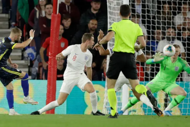 فالون بيرشا (يسار) يحرز هدف كوسوفو الثاني (أ.ب)