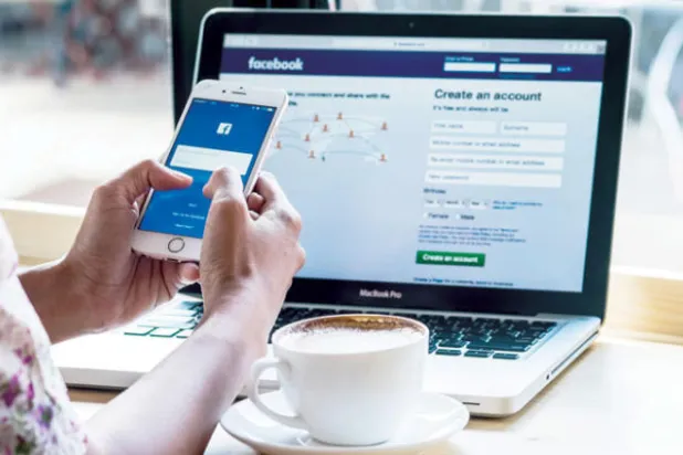 «فيسبوك» يدافع عن تعقّب المستخدمين