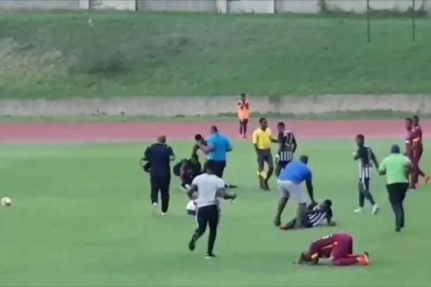 صاعقة برق تصيب لاعبَي كرة قدم في منتصف مباراة بجامايكا