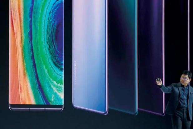 المدير التنفيذي لشركة هواوي ريتشارد يو يكشف عن هواتفها الجديدة في ميونيخ أمس (أ.ف.ب)