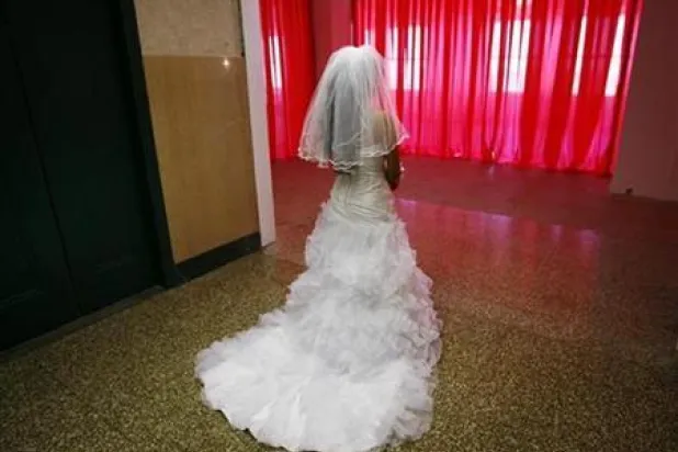 فرقتان موسيقيتان و250 مدعواً... أوزبكستان تحارب بذخ حفلات الزفاف