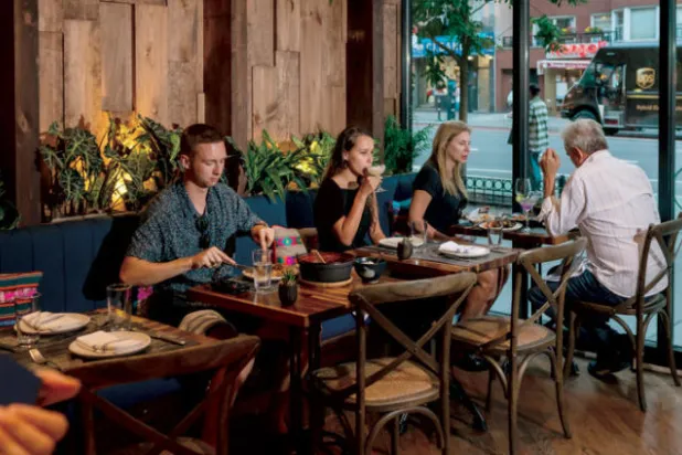 مائدة غنية بالأطباق التقليدية