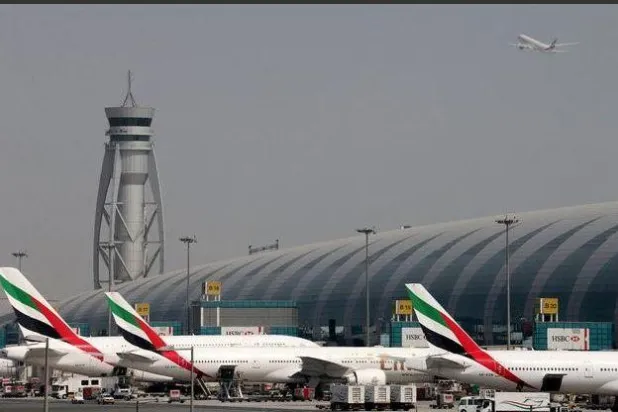 مطار دبي: تحويل مسار رحلتين للاشتباه بنشاط طائرة مسيَّرة