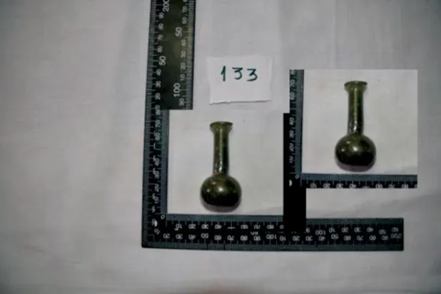 قنينة زجاجية أثرية تحوي بقايا «عطر الكاهن