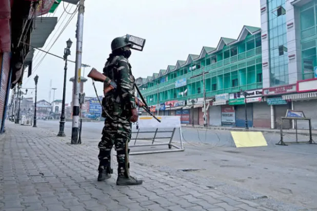 رئيس وزراء باكستان يحذر من «حمام دم» في كشمير... والهند تشدد القيود