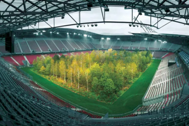 الملعب المزروع بأشجار الفنان ليتمان في النمسا (نيويورك تايمز)