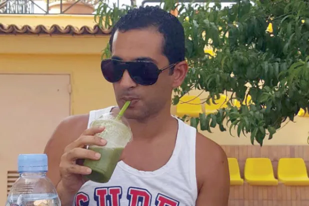 الفنان عمرو سعد يحب الطهي ولكنه يترك المطبخ في حالة من الفوضى