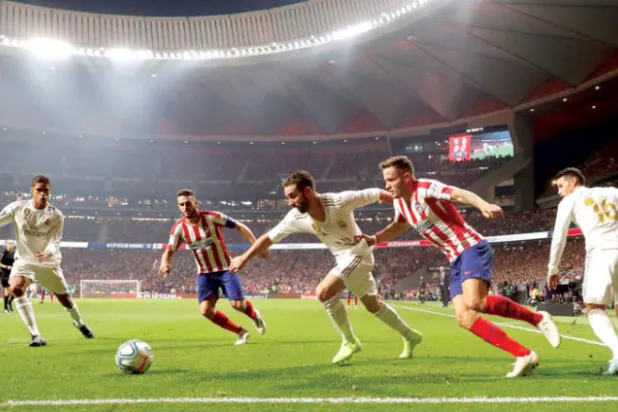 برشلونة يفوز خارج الديار ويستفيد من التعادل في ديربي مدريد