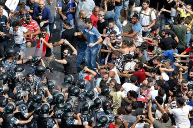 Lübnan'da ekonomik kriz protesto ediliyor