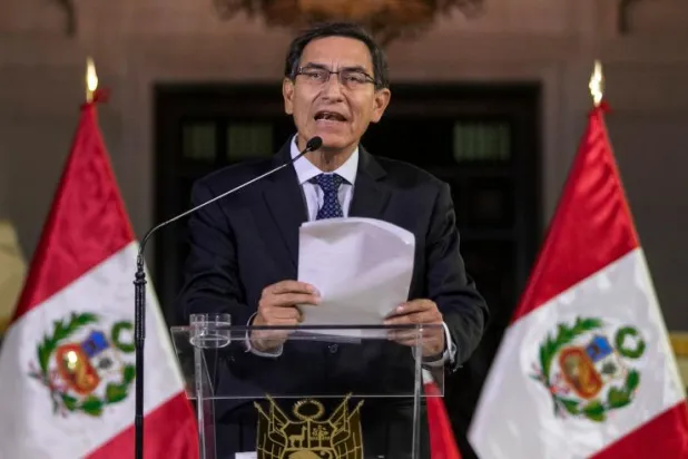 رئيس بيرو يحلّ البرلمان... والنواب يردّون بتعليق صلاحياته