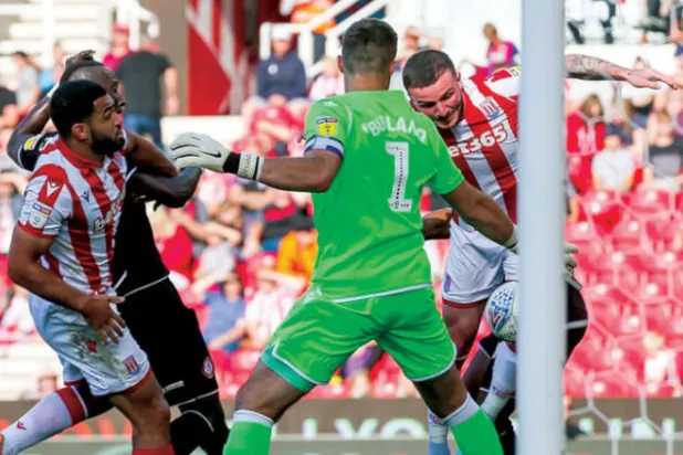 بوتلاند لاعب ستوك (يسار) ينظر إلى زميله إدواردز وهو يضع الكرة في مرماه ليفوز بريستول بالمباراة