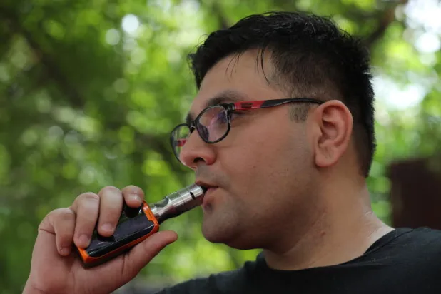 إصابات الرئة الناجمة عن التدخين الإلكتروني تشبه الحروق الكيميائية