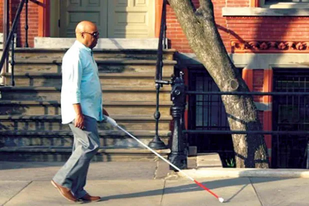 تطبيق وعصا ذكيان لمساعدة ذوي الإعاقات البصرية