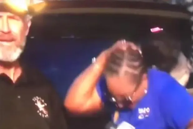 بالفيديو... حيوان «ليمور» ينتزع شعراً مستعاراً لمراسلة على الهواء